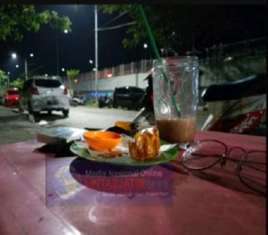 Suasana Malam di Pinggir Jembatan Suramadu