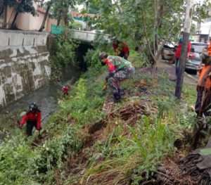 Curah Hujan Semakin Tinggi, Serka Sugiyono Dan Sertu Narmin Laksanakan Kerja Bhakti Bersama Di Aliran Sungai