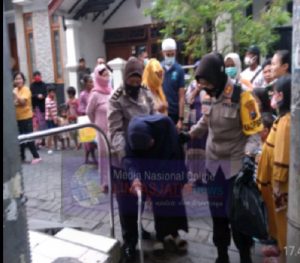 Kapolres Tanjung Perak Berikan Bantuan Kepada Janda Penjual Makanan Warga Botoputih