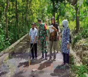 Babinsa Berharap Jalan Rusak Segera Diperbaiki