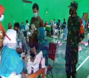 Anggota Koramil 03/Ngadirojo Dampingi Petugas Kesehatan Laksanakan Rapid Test Bagi Anggota PPK, PPS Dan KPPS