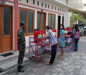 Sertu Jhony Amankan Warganya Yang Sedang Beribadat di Gereja Guna Memberi Rasa Nyaman Dan Aman