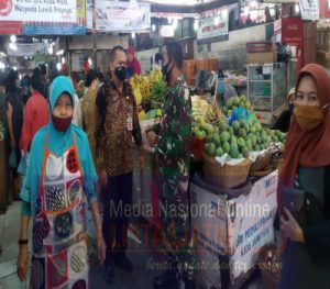 Antisipasi Penularan Covid-19 di Pasar Tradisional, Danramil 04/Jebres laksanakan Pengawasan