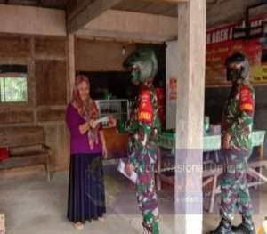 Tak Lelah, Babinsa Patroli Berikan Himbauan Protokol Kesehatan Dan Bagikan Masker
