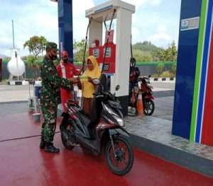 Anggota Koramil 04/Nguntoronadi Terus Galakan Disiplin Protkes Penggunaan Masker