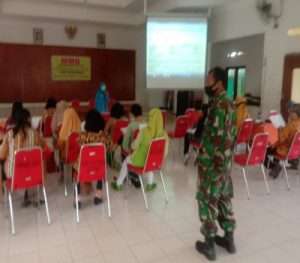 Peran Aktif Sertu E Lau We Dalam Rapat PKK di Wilayah Binaannya