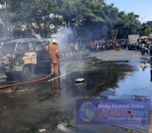 Akibat Korsleting Listrik, Sebuah Minibus  Di Surabaya Terbakar