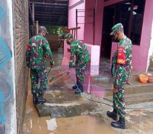 Danramil 04/Jebres Pimpin Langsung Pembersihan Pemukiman Warga Pasca Banjir