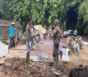 Babinsa Gumiwang Lor Bersama Warga Bersihkan Puing Rumah Milik Manto