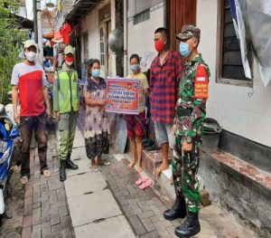 Dukung Percepatan Penanganan Covid-19 Serda Hidayat Bersama Satgas Covid – 19 Himbau Warga Laksanakan Protkes