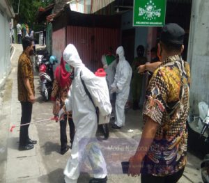 Cegah Covid 19, Pelda Samsul Dan Sertu Yusuf Laksanakan Penyemprotan Disinfektan Di Wilayahnya