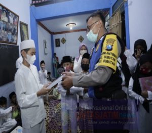 Melalui Bhabinkamtibmas Kapolsek Bubutan memberi bantuan Al quran untuk TPA NURUL BURHAN