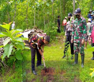 Jaga Kelestarian Lingkungan, Anggota Koramil 16/Jatiroto Turut Dalam Gerakan Tanam Pohon