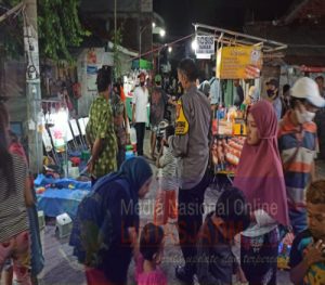 Langgar Protokol Kesehatan Polsek Semampir Bubarkan Bazar/Pasar Malam di Rw 03 Komplek Sidotopo Dipo