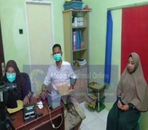 Lembur Hingga Malam, Petugas Capil Masalembu Melayani Pemohon KTP-el