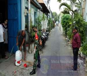 Cegah Covid-19,  Serda Budiono Terus Lakukan Penyemprotan Disinfektan Di Wilayah Binaanya