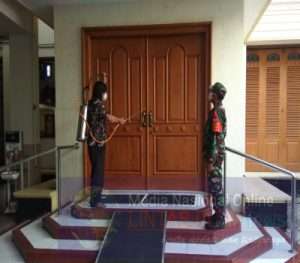 Sertu Rohmad, Pimpin Langsung Penyemprotan Disinfektan Di GKJ Coyudan