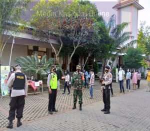 TNI Polri Amankan Dan Terapkan Prokes Pada Perayaan Natal