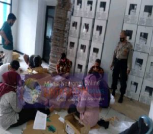 Polsek Semampir Pantau Aktifitas Pengecekan Surat Suara