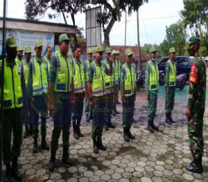 Pilkada Tinggal Menghitung Hari, Babinsa Nguneng Berikan Pelatihan Kepada Linmas