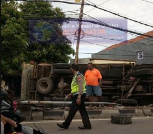 Truck Muatan Pasir Terguling Tabrak Pembatas Jalan di Jalan Kedung Cewek Surabaya