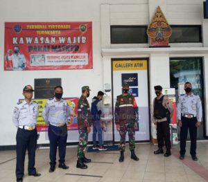 Hari Libur Bukan Penghalang Bagi Serka Fajar Dan Serda Sandi Mengecek Pelaksanaan AKB di Terminal Tirtonadi Solo