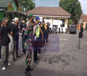 Anggota Koramil 14/Jatisrono Bersama Polsek Mendampingi Penurunan APK