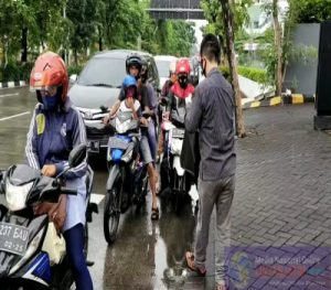 Perhimpunan Driver Online Indonesia Jatim Bagikan Ratusan Masker dan Hand Sanitizer