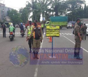 Wakapolsek Semampir Pimpin Razia Masker di Jalan KH Mas Mansyur Surabaya