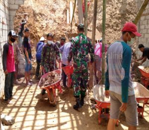 Longsor Timpa Rumah Margono, Koramil 07/Tirtomoyo Bahu-Membahu Dengan Warga Singkirkan Material