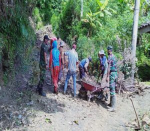 Babinsa Pentur Bantu Warga Bersihkan Material Longsor