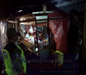 Patroli Malam Hari, Tak Lupa Piket Koramil 04/Jebres Berikan Himbauan Protokol Kesehatan Kepada Warga