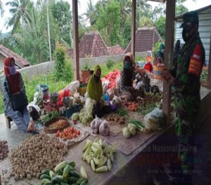 Bukan Belanja, Babinsa Kunjungi Pasar Himbau Pedagang Dan Pengunjung Pasar Terapkan Protkes