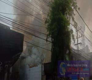 Toko Bangunan Di Surabaya Terbakar, 1 Motor Hangus