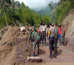 Sinergitas TNI-Polri Bantu Warga Bersihkan Material Longsor