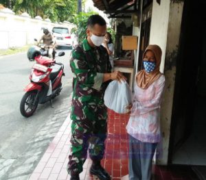 Jum’at Berkah, Wujud Kepedulian Babinsa Kepatihan Wetan Kepada Warga Binaanya