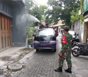 Pencegahan Untuk Memutus Mata Rantai Covid-19 Terus Dilakukan, Babinsa Mojosongo Bantu Penyemprotan Disinfektan