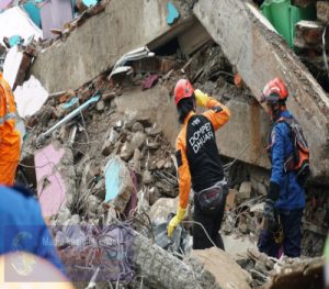 Tim SAR DMC DD Masih Berjuang Sisir Korban Di Antara Runtuhan Puing-Puing Bangunan