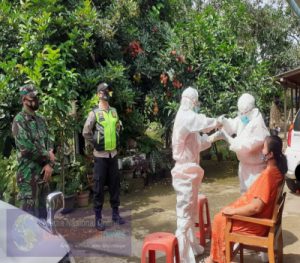 Cegah Dan Putus Rantai Covid-19, Anggota Koramil 06/Batuwarno Dampingi Nakes Laksanakan Tracking Dan Tes Swab