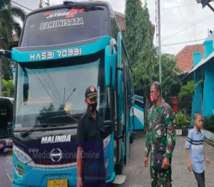 Sosialisasi dan Edukasi Oleh Kasatgas Linmas Sidotopo, Kecamatan Semampir di Kawasan Parkir Wisata Religi Ampel Surabaya