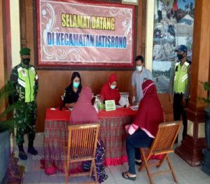 Koramil Dan Polsek Jatisrono Bersinergi Kawal Distribusi BST Agar Berjalan Lancar Dan Sesuai Protokol Kesehatan