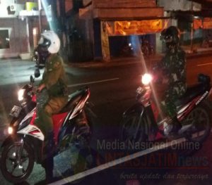 Tingkatkan Keamanan Wilayah, Piket Koramil 03/Serengan Laksanakan Patroli Malam.