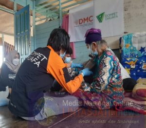 Tim Medis Belah Banjir Dengan Perahu Demi Layani Kesehatan Para Warga Terdampak Banjir Di Kalimantan Selatan