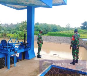 Curah Hujan Tinggi, Babinsa Cek Bendungan