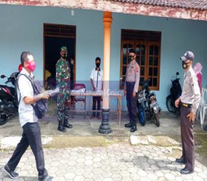 Babinsa Koramil 04/Nguntoronadi Dampingi Penyaluran BST Di Masing-Masing Desa Binaan