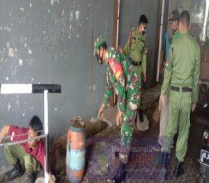 Wujud Kebersamaan Serda Eko Ajak Warga Gotong Royong Bersihkan Gorong-gorong