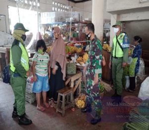 Serda Budiono Bersama Linmas  Kawal  PPKM Penanganan Covid -19 di Pasar Tradisional