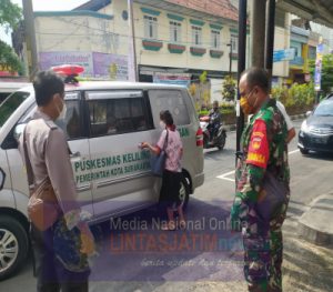 Babinsa, Bhabinkamtibmas dan Lurah Jemput Warganya Yang Terpapar Covid-19