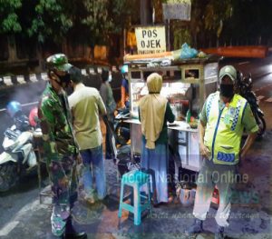 Patroli malam hari, tak lupa Piket Koramil 04/Jebres Berikan Himbauan Protokol Kesehatan Kepada Warga