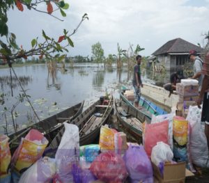 TIM SAR DMC DD SISIR SUNGAI BANGKAL, DISTRIBUSIKAN LOGISTIK KE DESA TERISOLIR